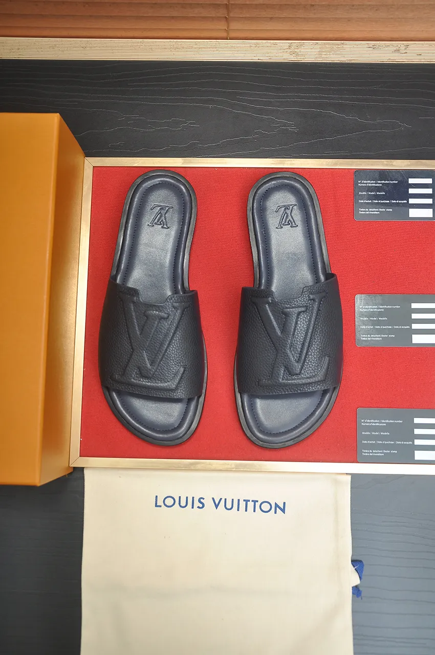 Men's men's shoes 💰340💶 [Louis Vuitton LV slippers] (high-end cowhide) counter 1:1 fashion style, a must-have for summer! The designer used LV’s iconic outsole. The original simple slippers instantly become fashionable! The upper is made of flexible special cowhide leather straps alternately, and the workmanship is exquisite! A must-have for stylish men in summer, size 38-46 (45 46 customized)